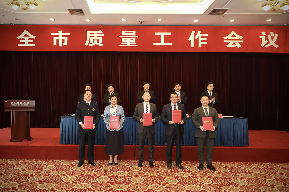 2tqb谈球吧集团创始人、董事长单俊伟（右二）上台领奖.jpg